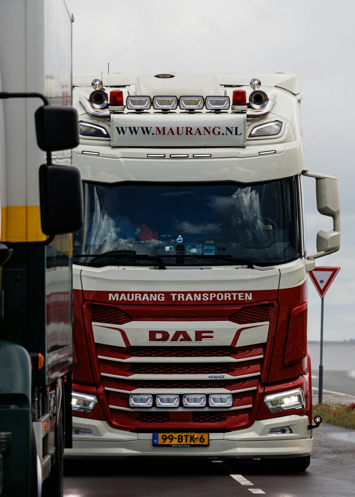 DAF XG articulated lorry on a European motorway, illustrating full-load, part-load and groupage road freight