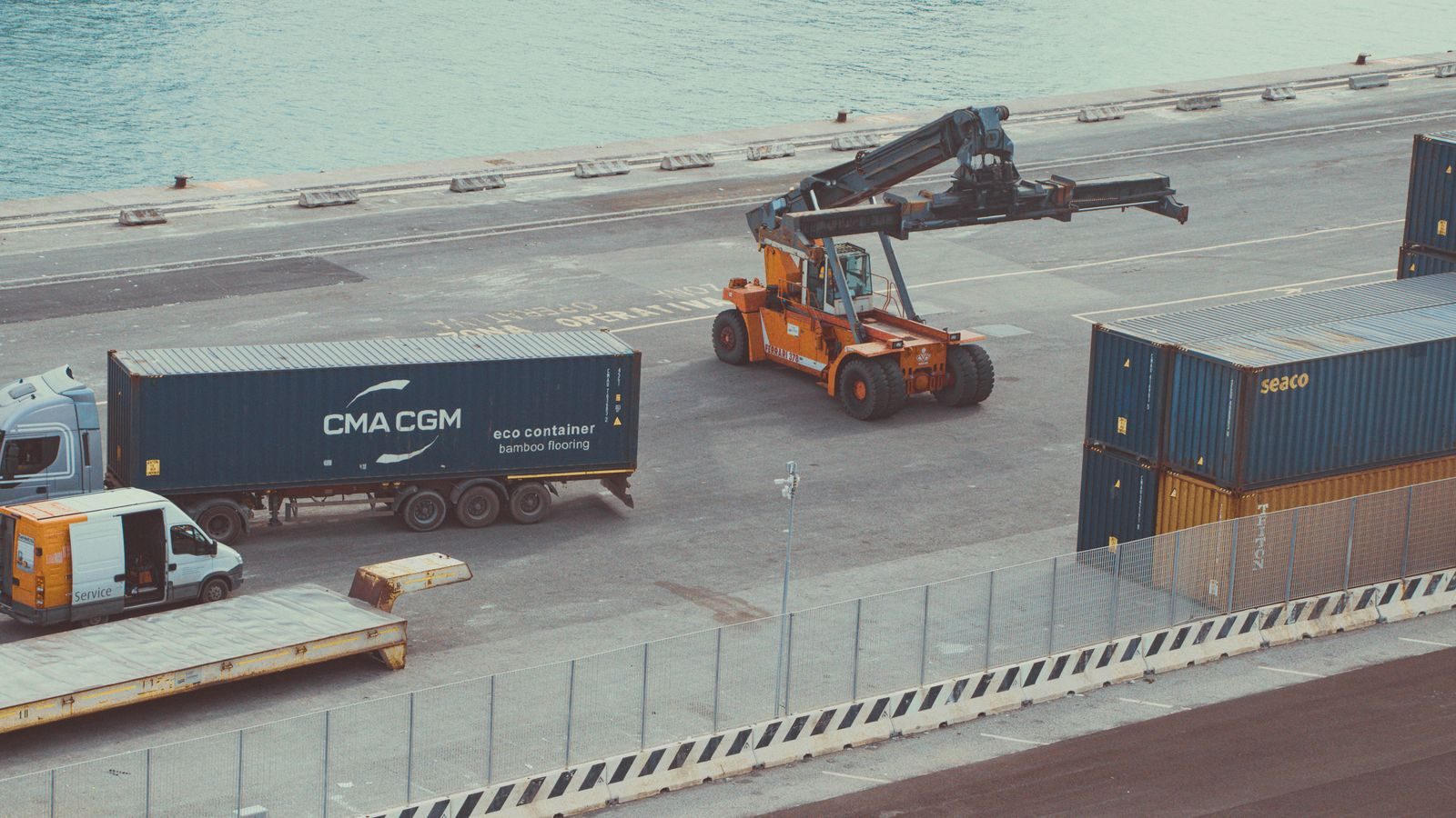 Container lorry and reach stacker at a port container terminal